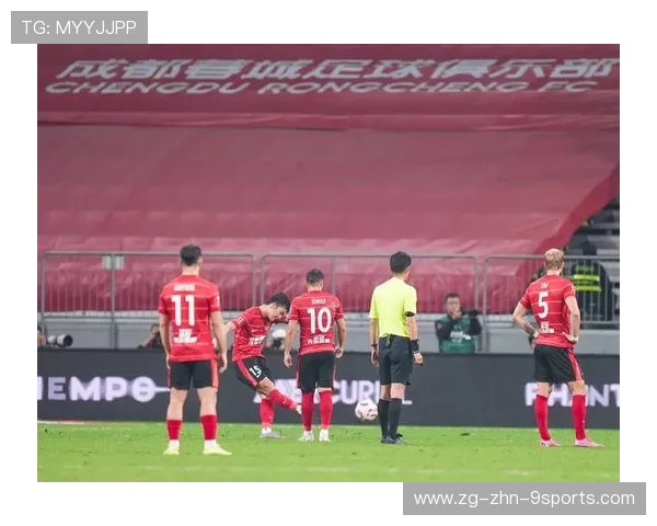 成都蓉城严鼎皓中路传切助攻前锋，致敬新时代足球力量